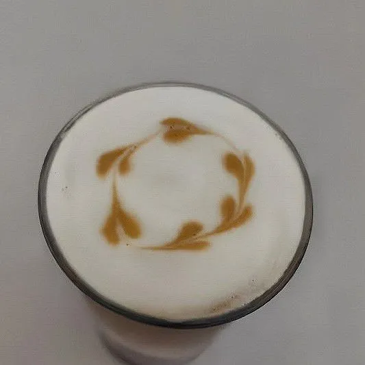 Tuang sisa buih susu, lalu ratakan permukaannya