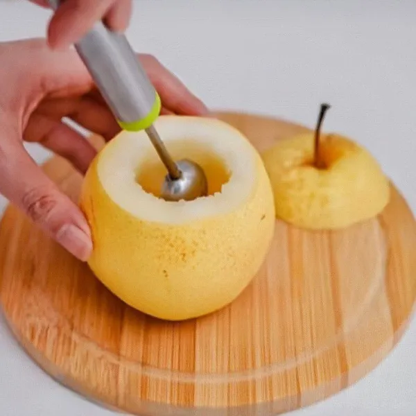 Potong bagian atas 2 buah pir besar (±500 gr) sebagai tutup, kemudian keluarkan bagian tengah dan bijinya menggunakan sendok kecil