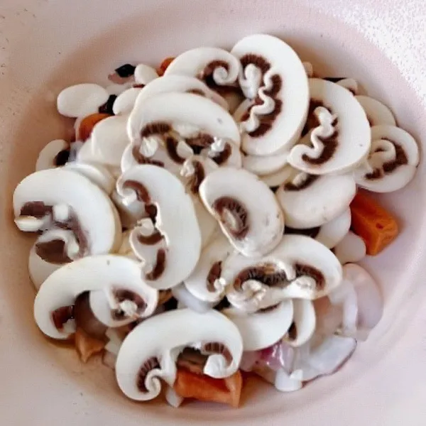Masukkan jamur, masak hingga jamur layu