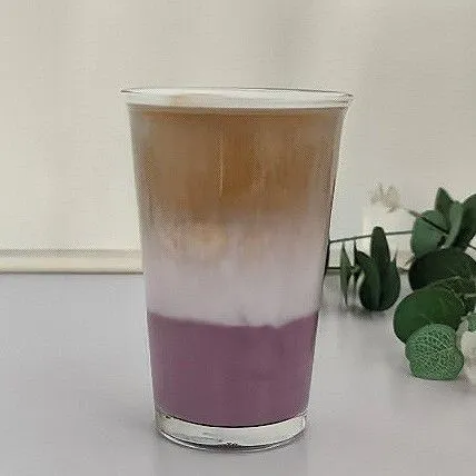 Tuang perlahan espresso di atas campuran susu hingga mencapai 8/10 tinggi gelas