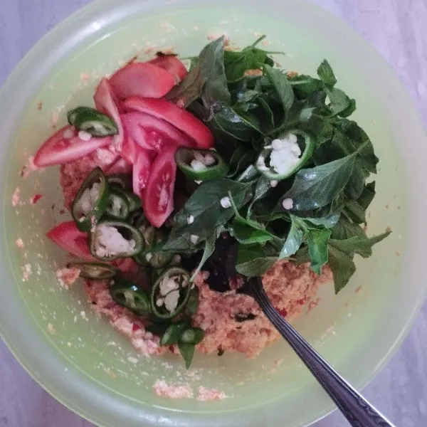 Tambahkan irisan cabe hijau, daun kemangi, dan tomat. Aduk rata.
