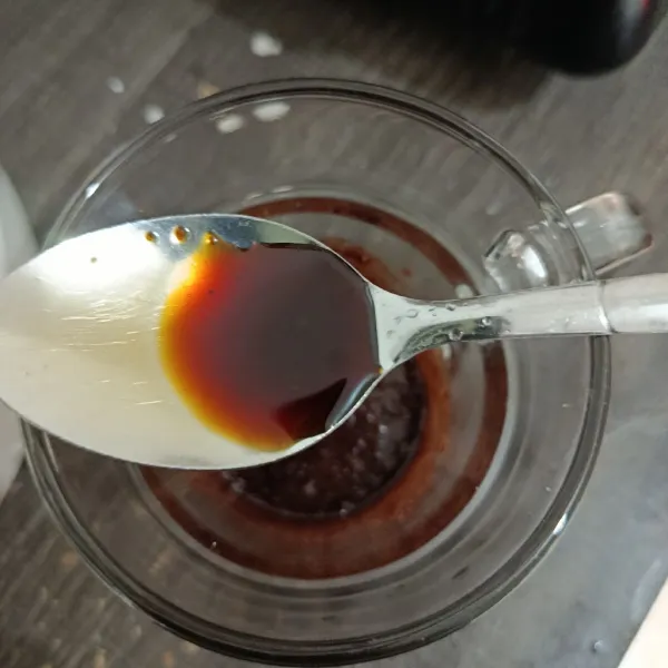 Masukkan gula merah cair, lalu aduk sampai rata.