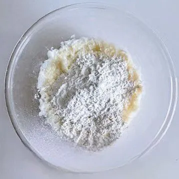 Tambahkan 30 gr tepung terigu sedikit demi sedikit ke dalam ubi yang sudah dihaluskan, sambil diaduk hingga rata. Teteskan sekitar 10 gr minyak goreng, aduk kembali sampai adonan bisa dipulung