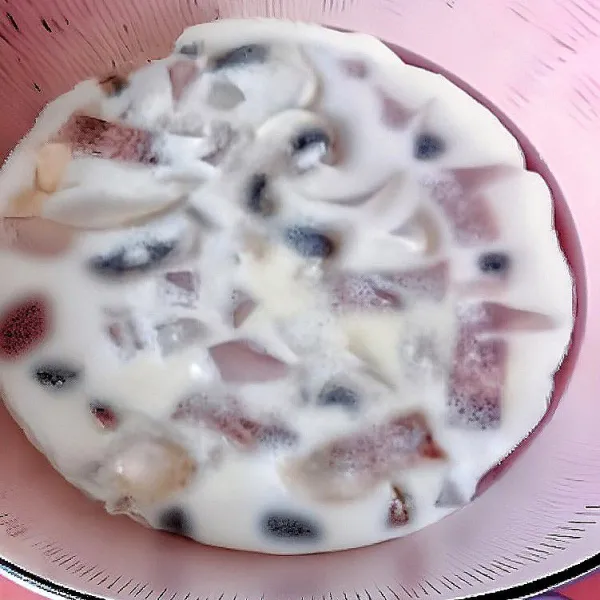 Tuang 150 ml susu, aduk rata, biarkan mendidih perlahan hingga saus sedikit mengental