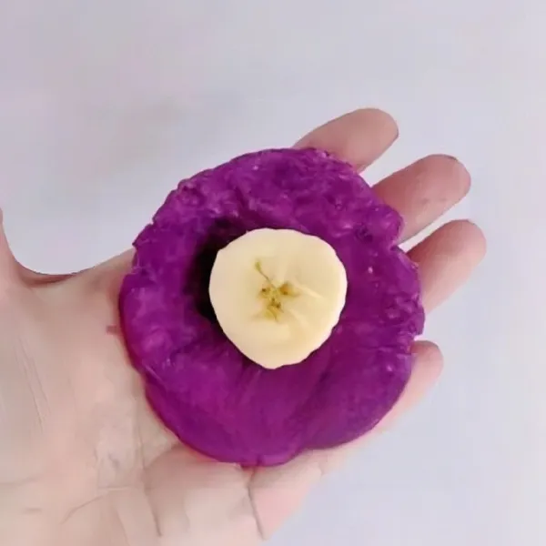 Ambil sedikit adonan, pipihkan, letakkan 1 potong pisang di tengahnya. Tutup dan bentuk hingga pisang terbungkus rapi. Panaskan wajan, oles dengan minyak, letakkan adonan di atasnya