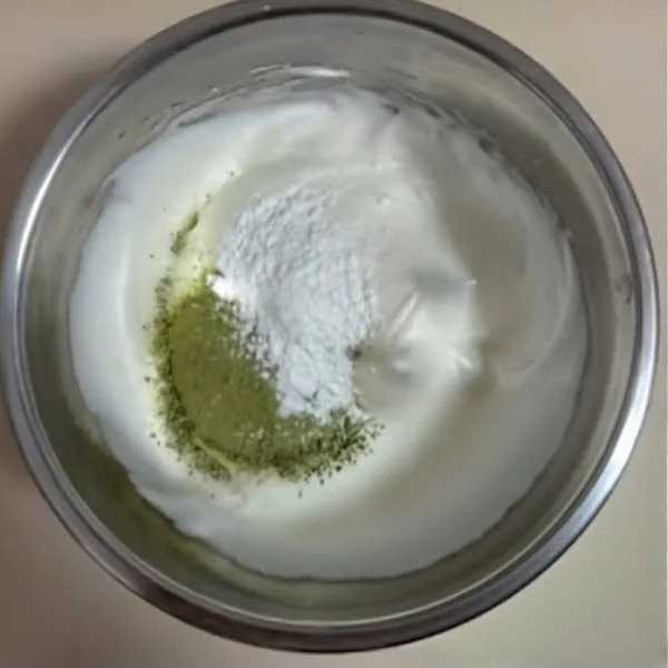 Masukkan 8 gr bubuk talas dan 5 gr bubuk matcha, lalu kocok dengan kecepatan rendah hingga rata dan bertekstur tebal