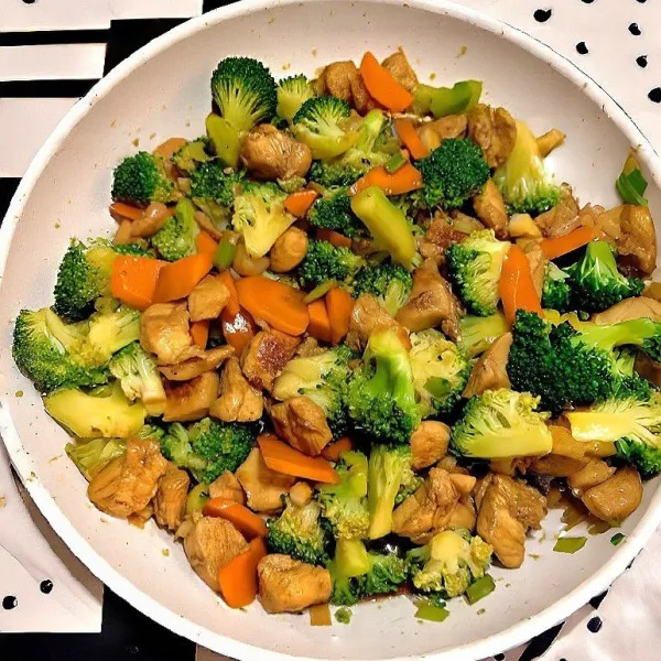 Masukkan wortel dan brokoli yang sudah direbus, aduk rata hingga semua bahan tercampur