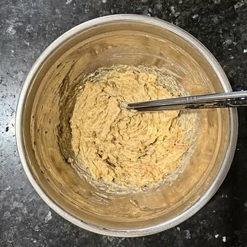 Keesokan harinya, keluarkan adonan dari lemari es, aduk perlahan untuk mengeluarkan udara dari adonan