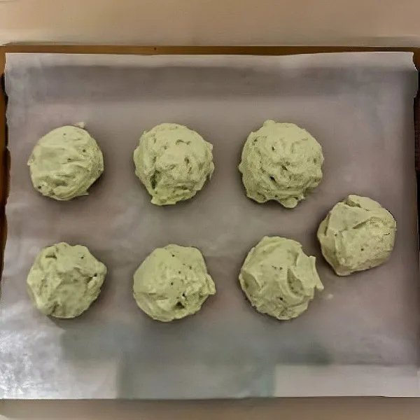 Masukkan adonan ke dalam kantong spuit, semprotkan di atas loyang yang sudah dialasi kertas roti membentuk bulatan besar