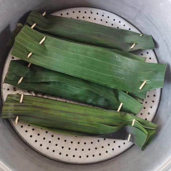 Kukus selama kurang lebih 30 menit. Angkat dan sajikan.