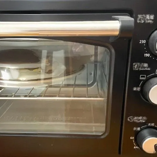 Panggang dalam oven suhu 180°C selama 20 menit hingga bagian luar kering dan sedikit keemasan