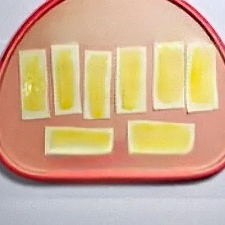 Potong 6 lembar kulit lumpia menjadi dua bagian persegi panjang. Oleskan sedikit telur kocok di permukaan kulit sebagai perekat