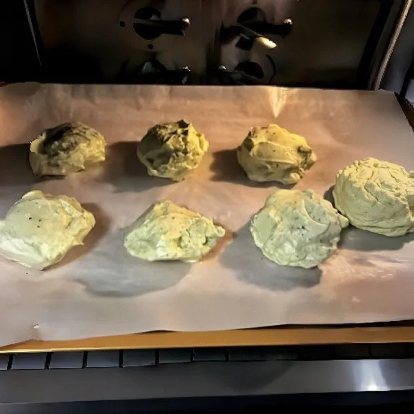 Panggang dalam oven atau air fryer bersuhu 160°C selama 15 menit hingga mengembang dan bagian luar kering kecokelatan