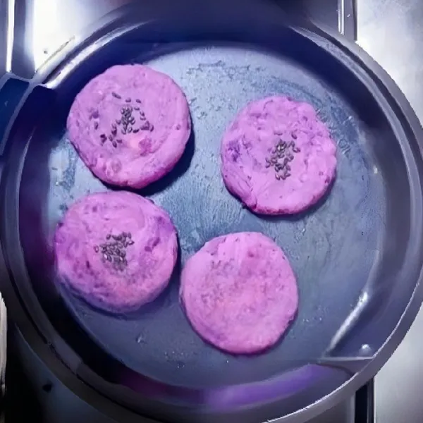 Taburi dengan sedikit biji wijen hitam di atas permukaan adonan. Panggang dengan api kecil hingga kedua sisi berwarna keemasan dan matang (sekitar 3–4 menit per sisi)