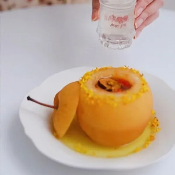 Oleskan sedikit madu di tepi mulut pir, kemudian taburi dengan sisa bunga osmanthus kering sebagai hiasan. Tambahkan 10 gr sarang burung instan