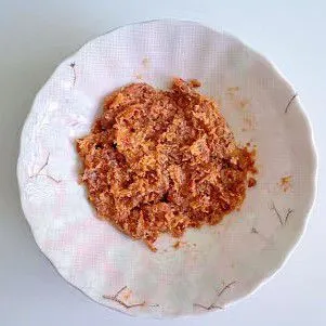 Haluskan kacang merah rebus dan tambahkan 1 sdm gula halus, aduk rata