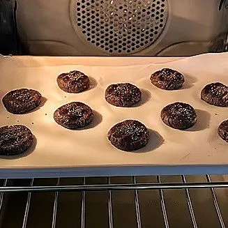 Tekan bola adonan sedikit agar pipih, lalu taburi permukaannya dengan sisa chia seed. Panggang dalam oven yang telah dipanaskan pada suhu 160°C selama 12 menit