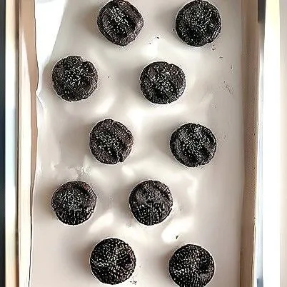 Ambil adonan dan bentuk menjadi bola-bola kecil seberat ±15 gr, letakkan di atas loyang yang dialasi kertas panggang