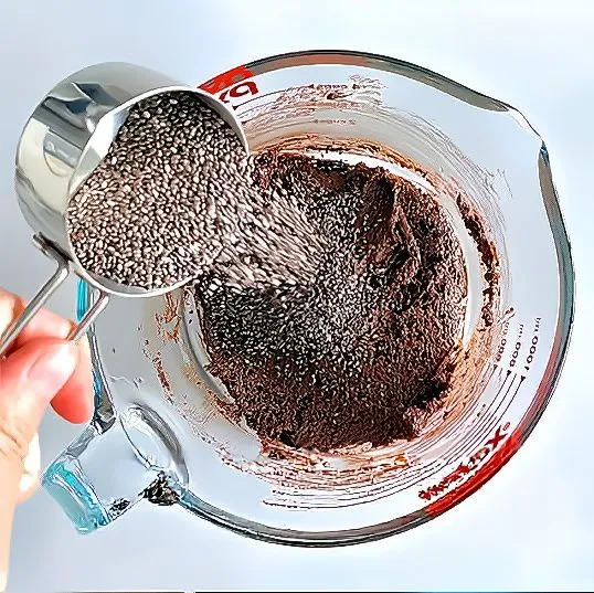 Tambahkan 7–8 gr chia seed ke dalam adonan, aduk hingga merata (sisakan sedikit untuk taburan)