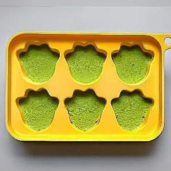 Tuangkan adonan brokoli hingga penuh. Kukus selama 20 menit, lalu lanjutkan 2 menit lagi dengan api sedang agar matang sempurna