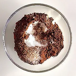 Campurkan 50 gr tepung terigu, 15 gr bubuk kakao, dan 20 gr gula pasir ke dalam wadah, aduk rata