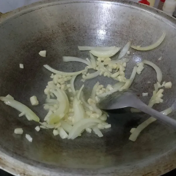 Tumis bawang putih dan bombay sampai harum.