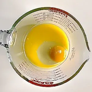 Masukkan 1 butir telur ke dalam mentega leleh, aduk hingga tercampur rata