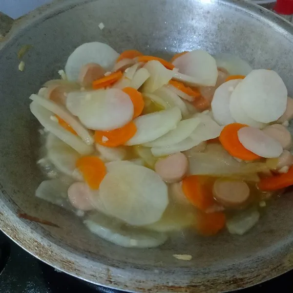 Lalu masukkan lobak, bisa tambah air jika suka. Punya saya kebanyakkan. Masak lobak sampai hampir lunak.