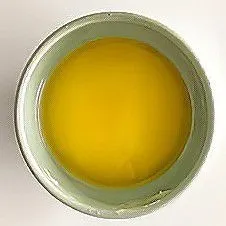 Lelehkan 40 gr mentega dengan microwave atau rendaman air panas hingga cair, lalu biarkan dingin sebentar