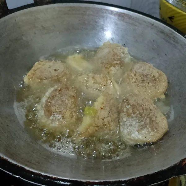 Goreng tahu sampai semua sisi matang, dibolak-balik ya. Sajikan.