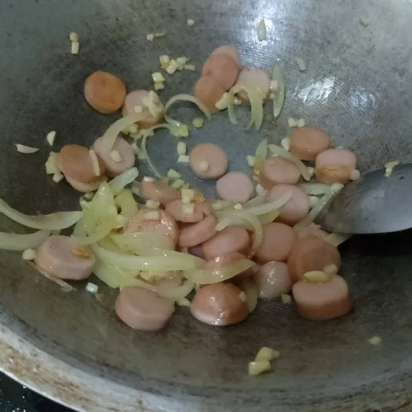 Masukkan sosis masak sebentar, tuangi kecap ikan biarkan aroma keluar.