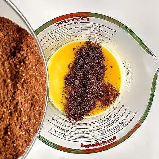 Tuangkan campuran kering ke dalam campuran mentega dan telur, aduk rata hingga membentuk adonan lembap