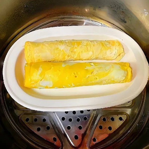 Taburkan cincangan brokoli di atas lapisan daging secara merata. Gulung perlahan dari satu sisi hingga. Letakkan gulungan di wadah tahan panas. Kukus dengan api sedang selama 20 menit