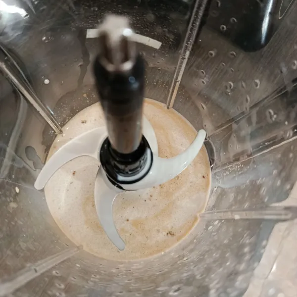 Tuangkan kopi yang sudah diseduh sebelumnya, lalu tuangkan susu cair ke dalam chopper.