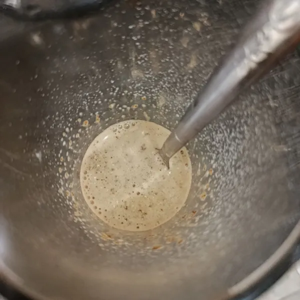 Seduh kopi instan dengan air panas.