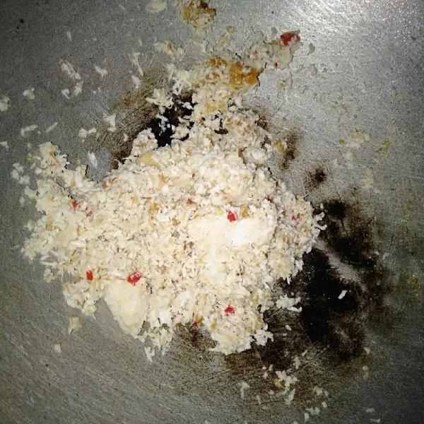 Masukkan kelapa parut, lalu bumbui dengan garam, kaldu bubuk, dan gula pasir secukupnya.