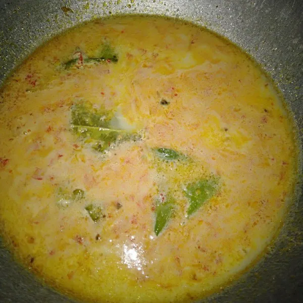 Masukan santan, lengkuas, dan daun salam. Bumbui dengan garam, kaldu bubuk, dan gula merah.
