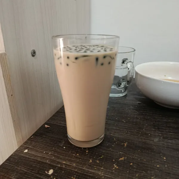 Tuangkan milkshake kopi ke dalam gelas saji.