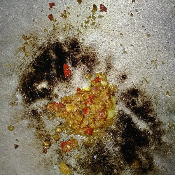 Tumis bawang merah, bawang putih, kencur, dan cabe sampai wangi.