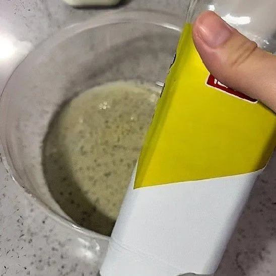 Kocok 90 gr putih telur, tambahkan 2 ml cuka putih. Kocok hingga berbusa, tambahkan 50 gr gula pasir sampai kaku