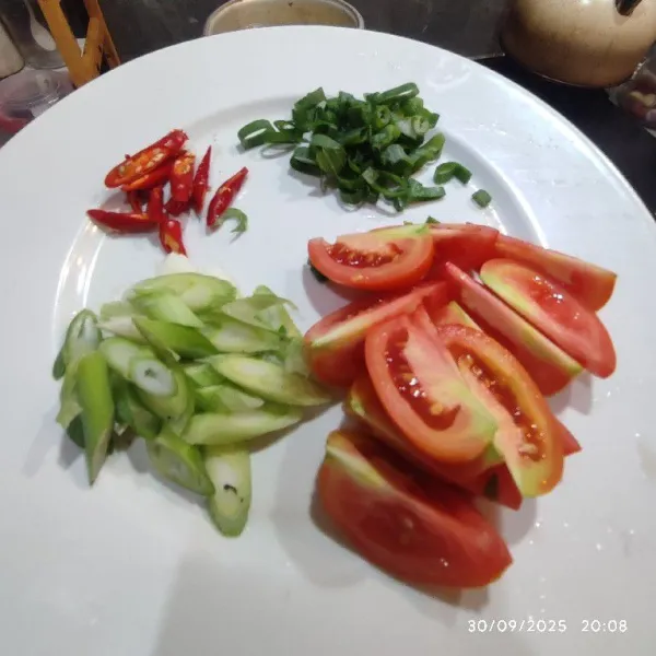 Siapakan bahan oseng seperti di gambar, boleh diganti sesuai selera