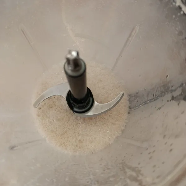 Haluskan hingga rata menggunakan chopper.