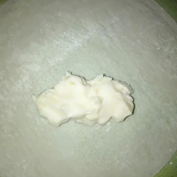 Ambil 1 lembar kulit lumpia, lalu isi dengan tape singkong secukupnya dan lipat.