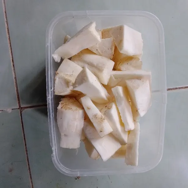 Kupas ketela singkong, lalu potong menjadi beberapa bagian sesuai selera.