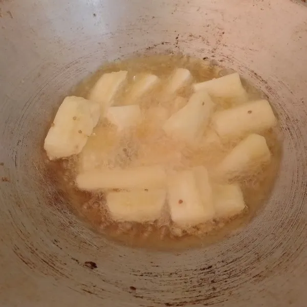 Goreng ketela singkong dengan api sedang hingga berubah warna menjadi keemasan.