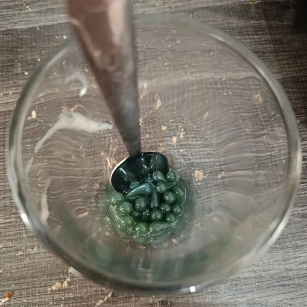 Masukkan cendol ke dalam gelas saji.