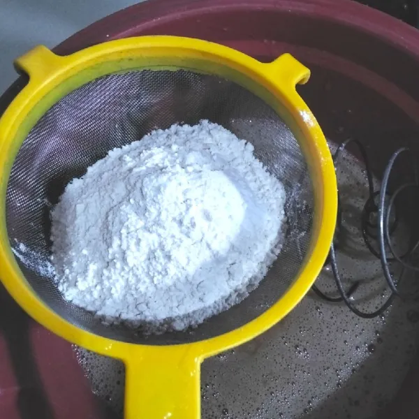 Masukkan tepung terigu, garam, dan baking powder dengan cara disaring terlebih dahulu.
