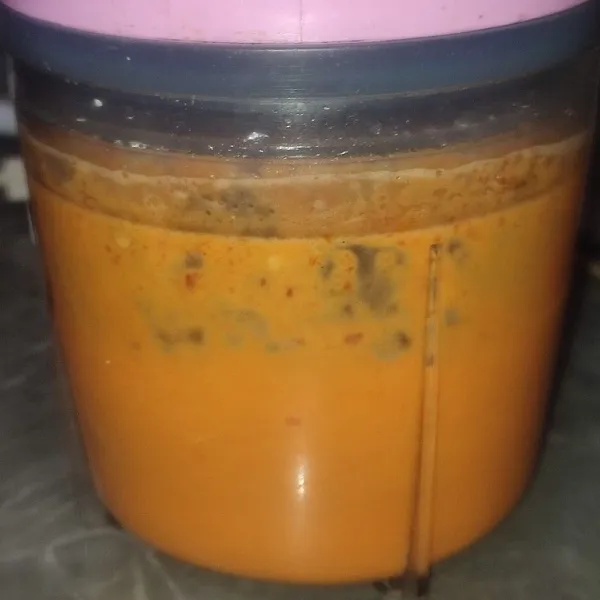 Blender/choper bumbu halus kemudian langsung tumis hingga wangi