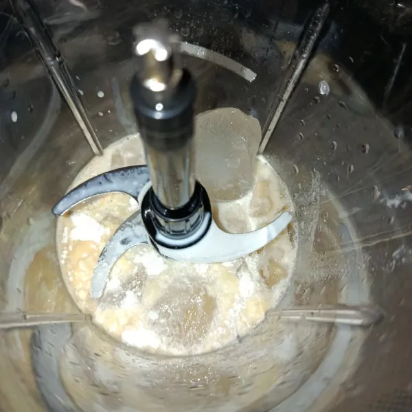 Tambahkan susu kental manis, es batu, dan whipped cream bubuk.