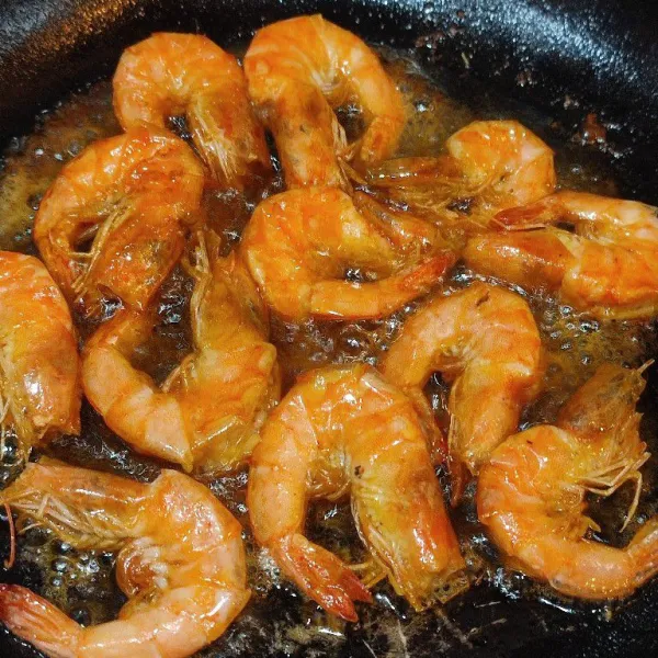 Goreng udang yg telah dibersihkan dengan mentega agar lebih gurih
